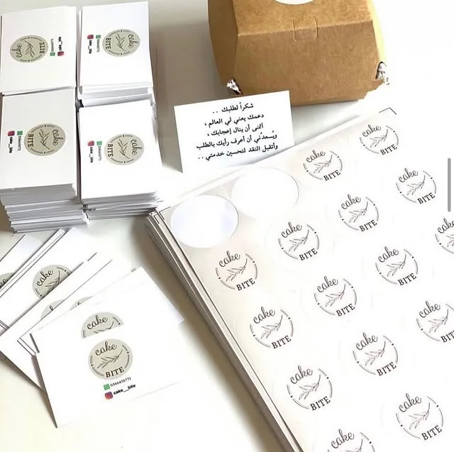 بطاقات واستيكرات وعبوات مطبوعة على طاولة